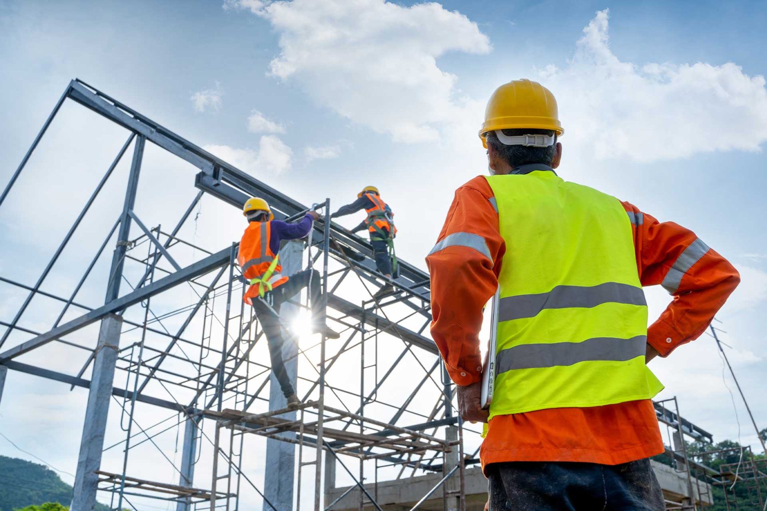 work-as-a-construction-worker-in-canada-pathways-and-benefits